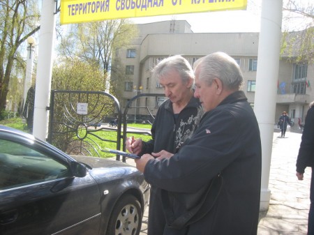 Віцебскія сябры БХД патрабуюць годнай паркоўкі ля абласнога кардыялагічнага Цэнтра (фота)