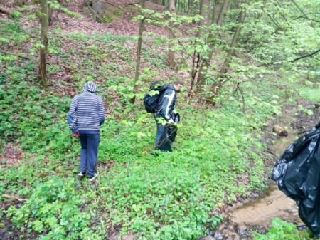 Актывісты МХД выехалі на ўборку смецця на тэрыторыі Палыкавіцкай крыніцы (фота, відэа)