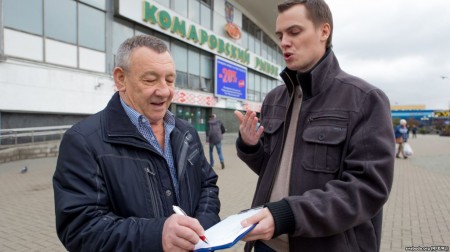 «Мой сын вярнуўся з войска ўвесь гнілы». Што кажуць людзі на Камароўцы, дзе зьбіраюць подпісы за адстаўку міністра абароны