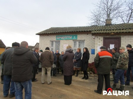 Дэпутат ад БХД арганізаваў людзей, і яны абаранілі краму ў сваёй вёсцы