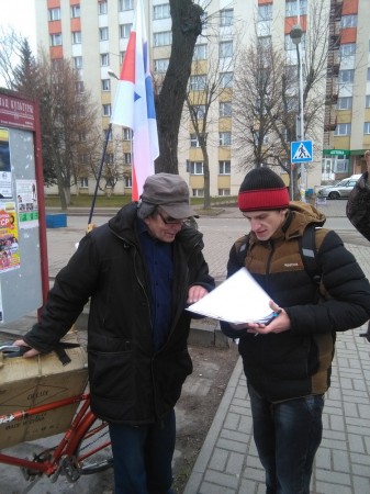 На пікетах БХД у Маладзечне збіраюць подпісы за беларускую мову (фота)