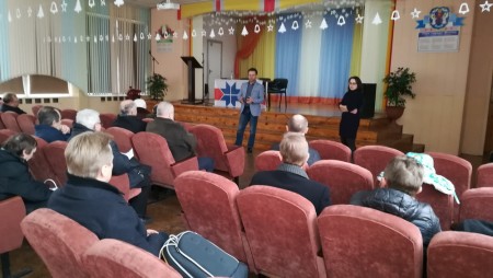 П’яны мужчына спрабаваў сарваць сустрэчу Пятра Папраўкі і Ганны Канапацкай з выбаршчыкамі