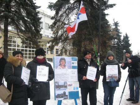 Прамоўцы БХД у Віцебску зладзілі пікет у падтрымку незалежных СМІ і свабоды словы (фота)