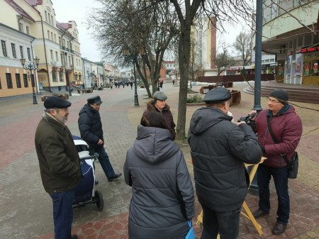 У Брэсце на пікеце Фёдара Петрусевіча збіралі подпісы супраць свінцовага заводу (фота)