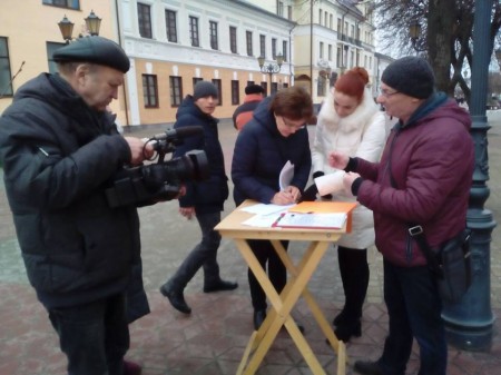 У Брэсце на пікеце Фёдара Петрусевіча збіралі подпісы супраць свінцовага заводу (фота)