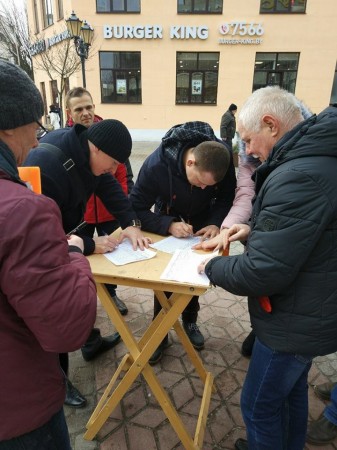 У Брэсце на пікеце Фёдара Петрусевіча збіралі подпісы супраць свінцовага заводу (фота)