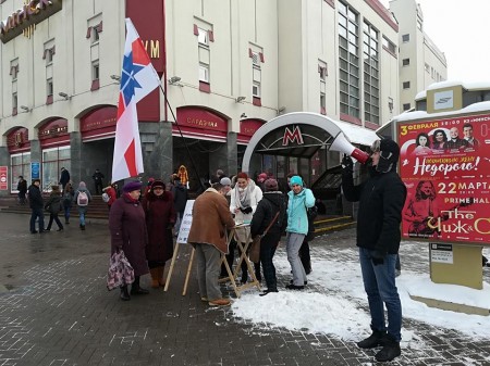 Каля ЦУМа ў Менску таксама збіралі подпісы за рэформу судовай сістэмы (фота)