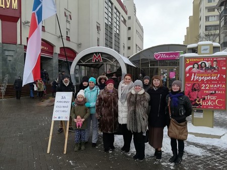 Каля ЦУМа ў Менску таксама збіралі подпісы за рэформу судовай сістэмы (фота)