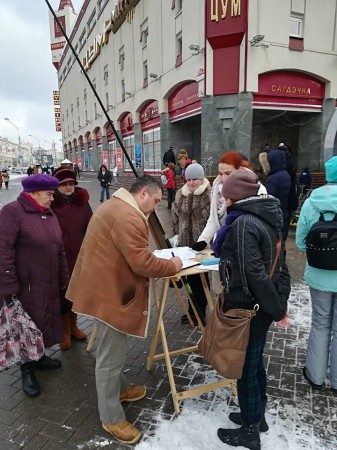 Каля ЦУМа ў Менску таксама збіралі подпісы за рэформу судовай сістэмы (фота)