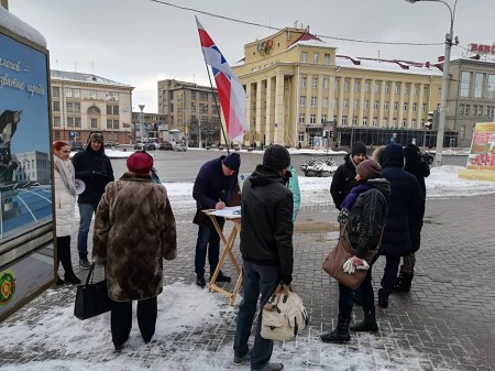 Каля ЦУМа ў Менску таксама збіралі подпісы за рэформу судовай сістэмы (фота)