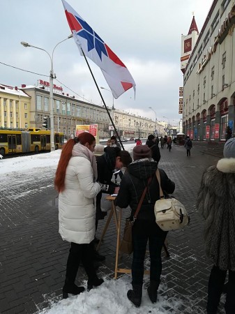 Каля ЦУМа ў Менску таксама збіралі подпісы за рэформу судовай сістэмы (фота)