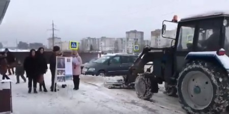 У Бабруйску трактар замінаў праводзіць пікет у падтрымку Алеся Сапегі (відэа)