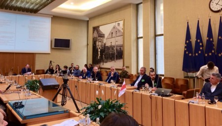 У літоўскім Сейме ўзнялі бел-чырвона-белыя сцягі