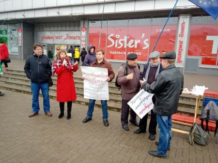 Вольга Кавалькова і Таццяна Канеўская ўзялі ўдзел у пікеце правацэнтрыстаў у Гомелі (фота)