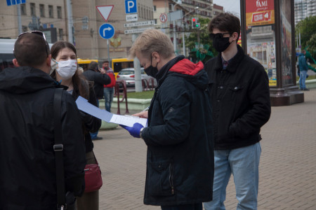 Прадстаўніца выбарчай камісіі папярэдзіла Вольгу Кавалькову за перадвыбарчы пікет (відэа, фота)